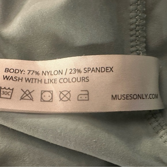 Green Leggings with High-Waisted Design - Picture 2 of 8